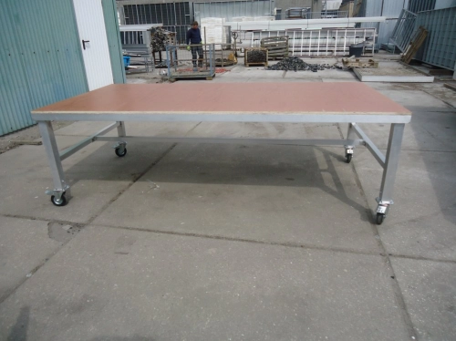Werktafel 1,25mx2,50m +Verkoop tafel 1,25mx1,64m 004